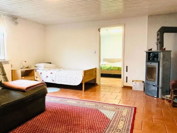 Immobilie in Loffenau - Altbau trifft moderne Technik: 4 Zimmer Maisonettewohnung, Garten und große Scheune - Bild 1