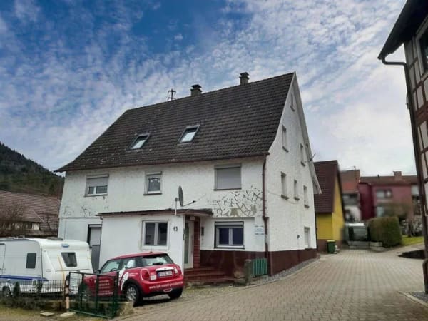Immobilie in Loffenau - Altbau trifft moderne Technik: 4 Zimmer Maisonettewohnung, Garten und große Scheune - Bild 2