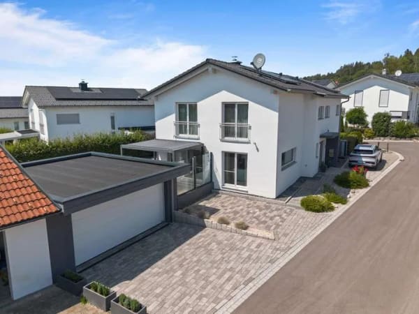 Immobilie in Dietmannsried - Zeitlos modern - Zweifamilienhaus mit vielseitigem Wohnkonzept - Bild 1