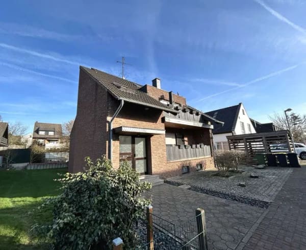 Immobilie in Rommerskirchen - Vermietetes Dreifamilienhaus mit 222 m² Wohnfläche – solide Kapitalanlage in Rommerskirchen - Bild 0