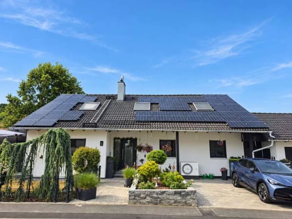 Immobilie in Leinach - Modernes Zweifamilienhaus ***Wohnen mit Zukunft – EEK A, PV & Wärmepumpe*** - Bild 0