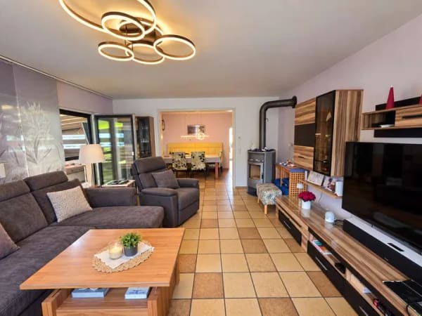 Immobilie in Leinach - Modernes Zweifamilienhaus ***Wohnen mit Zukunft – EEK A, PV & Wärmepumpe*** - Bild 3