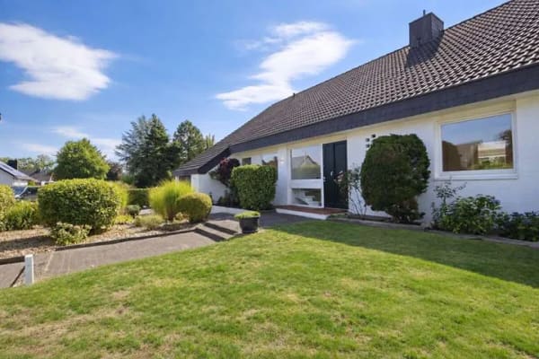 Immobilie in Kaltenkirchen - Großzügig & Lichtdurchflutet - Einfamilienhaus mit Pool & Sauna in ruhiger Lage von Kaltenkirchen - Bild 1