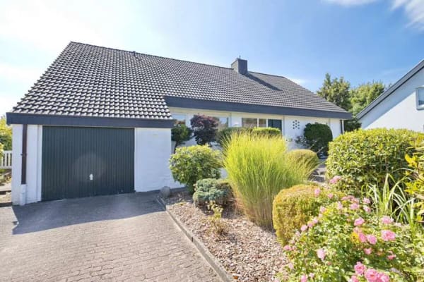 Immobilie in Kaltenkirchen - Großzügig & Lichtdurchflutet - Einfamilienhaus mit Pool & Sauna in ruhiger Lage von Kaltenkirchen - Bild 2