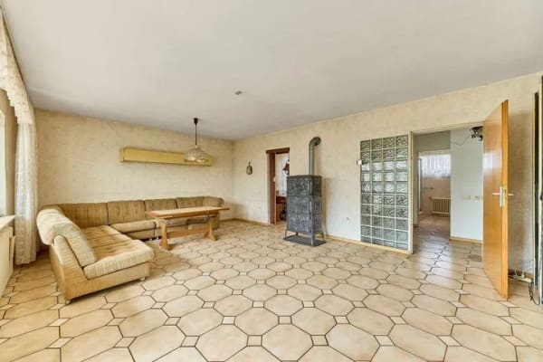 Immobilie in Dudenhofen - Zweifamilienhaus mit großzügigen Wohnbereichen & Garten - Bild 1