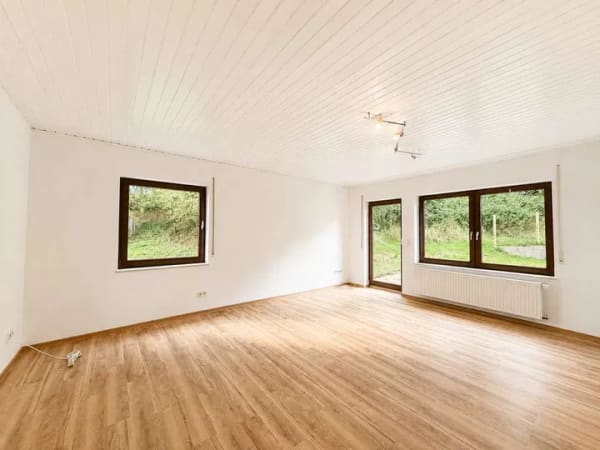 Immobilie in Ebsdorfergrund - Platz zum Wohlfühlen – Einfamilienhaus mit Garten und Garage - Bild 1