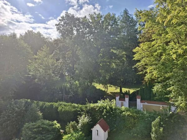 Immobilie in Aystetten - Außergewöhnliche Split-Level-DG-Whg. mit Loggia u. TG-Stellplatz! - Bild 1
