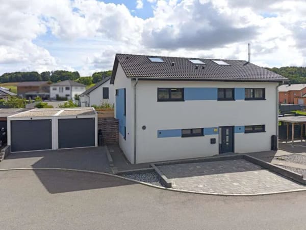 Immobilie in Itzgrund - Viel Platz für große Träume: Modernes Familien-Domizil & Top-Energieeffizienz - Bild 1
