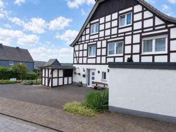 Immobilie in Warstein - Mehrfamilienhaus mit Südlage und traumhaftem Ausblick - Bild 1