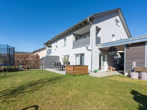 Immobilie in Buch - Platz für die ganze Familie – Doppelhaushälfte mit Garten, Terrasse und Garage in Buch - Bild 0