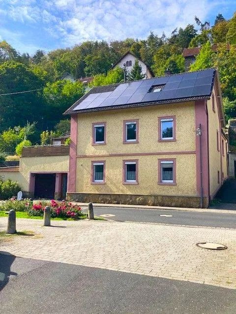 Immobilie in Zell am Main - Großzügiges Zweifamilienhaus in Zell am Main – renoviert, vielseitig nutzbar  - Bild 0