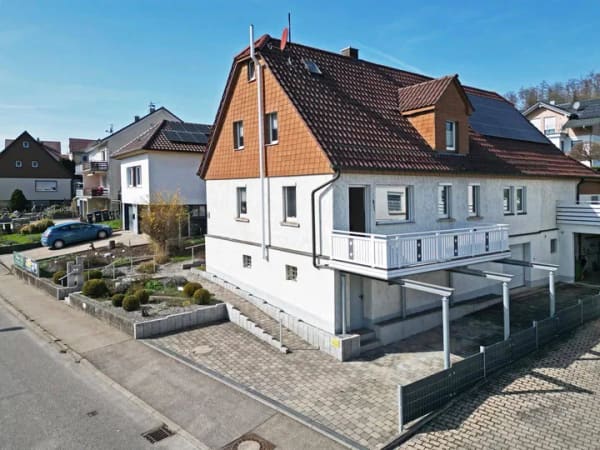 Immobilie in Frickenhausen - Endlich Platz für Familie und Hobby. 8 Zimmer auf 149 m² zum Wohnen. 251 m² fürs Hobby. 2 Garagen. - Bild 0