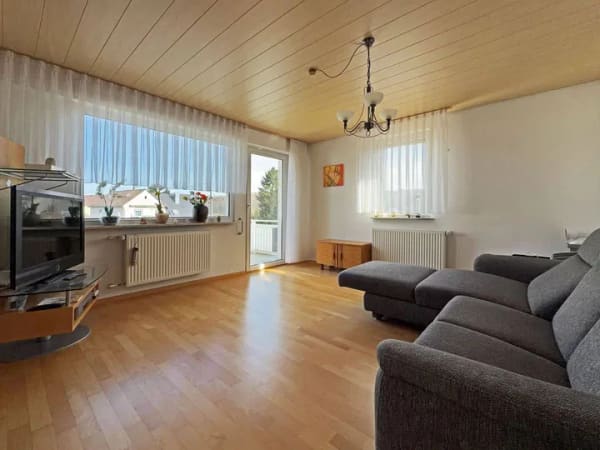 Immobilie in Frickenhausen - Endlich Platz für Familie und Hobby. 8 Zimmer auf 149 m² zum Wohnen. 251 m² fürs Hobby. 2 Garagen. - Bild 1