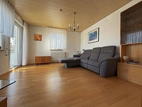 Immobilie in Frickenhausen - Endlich Platz für Familie und Hobby. 8 Zimmer auf 149 m² zum Wohnen. 251 m² fürs Hobby. 2 Garagen. - Bild 2