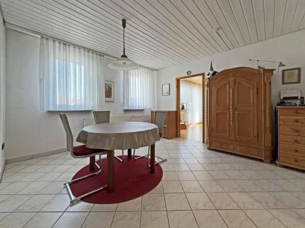 Immobilie in Frickenhausen - Endlich Platz für Familie und Hobby. 8 Zimmer auf 149 m² zum Wohnen. 251 m² fürs Hobby. 2 Garagen. - Bild 3