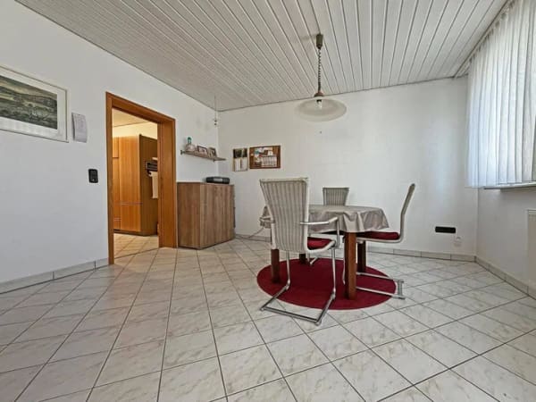Immobilie in Frickenhausen - Endlich Platz für Familie und Hobby. 8 Zimmer auf 149 m² zum Wohnen. 251 m² fürs Hobby. 2 Garagen. - Bild 4