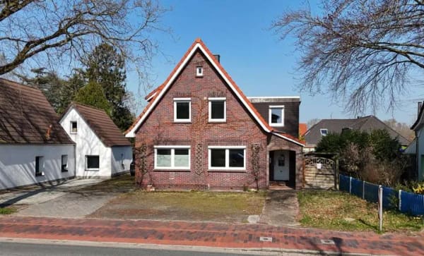 Immobilie in Zetel - Viel Platz für Familie & Ideen – Wohnhaus mit großem Grundstück und Baupotenzial - Bild 1