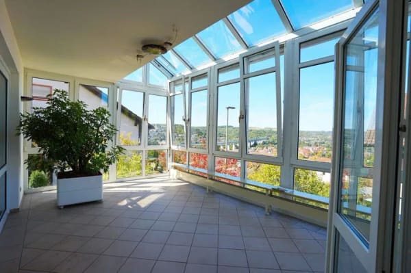 Immobilie in Veitshöchheim - Großzügig und komfortabel wohnen: Einfamilienhaus mit Wintergarten, Aufzug und herrlichem Ausblick - Bild 0