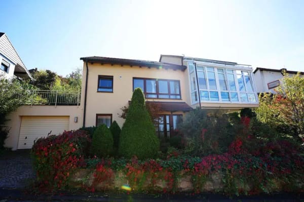 Immobilie in Veitshöchheim - Großzügig und komfortabel wohnen: Einfamilienhaus mit Wintergarten, Aufzug und herrlichem Ausblick - Bild 1