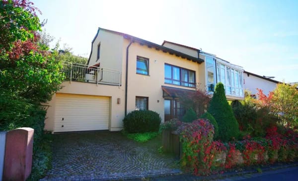 Immobilie in Veitshöchheim - Großzügig und komfortabel wohnen: Einfamilienhaus mit Wintergarten, Aufzug und herrlichem Ausblick - Bild 3