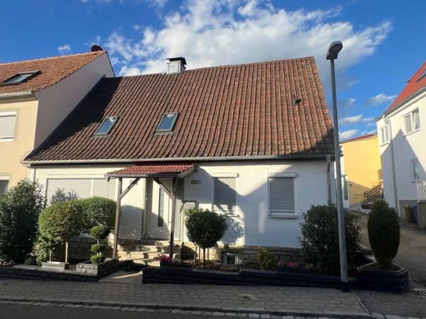 Immobilie in Uffenheim - Gepflegtes Einfamilienhaus mit liebevoll angelegtem Garten - Bild 0