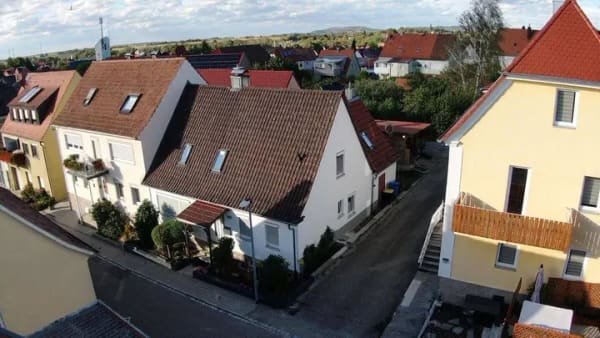 Immobilie in Uffenheim - Gepflegtes Einfamilienhaus mit liebevoll angelegtem Garten - Bild 1