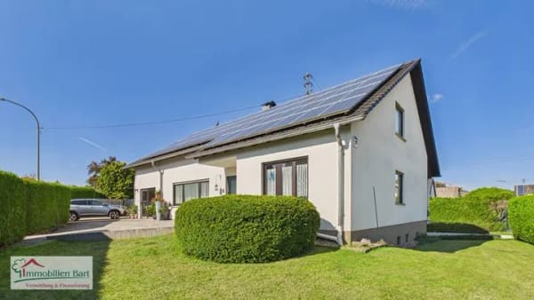 Immobilie in Perl - SOFORT VERFÜGBAR: 2 WOHNEINHEITEN / PV-ANLAGE / 4 GARAGEN / SCHÖNER GARTEN IN TOP LAGE - Bild 0