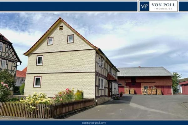 Immobilie in Hofbieber - Charmantes Anwesen: Dreiseitenhof mit modernisiertem Wohnhaus und großzügigen Nebengebäuden - Bild 0