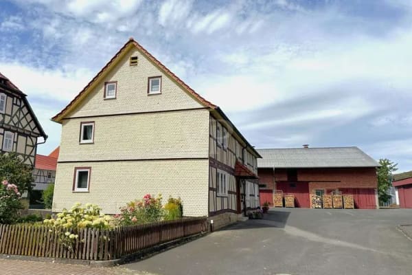 Immobilie in Hofbieber - Charmantes Anwesen: Dreiseitenhof mit modernisiertem Wohnhaus und großzügigen Nebengebäuden - Bild 1