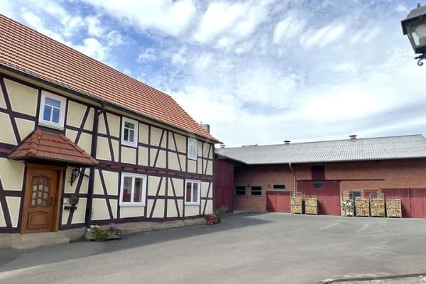 Immobilie in Hofbieber - Charmantes Anwesen: Dreiseitenhof mit modernisiertem Wohnhaus und großzügigen Nebengebäuden - Bild 2