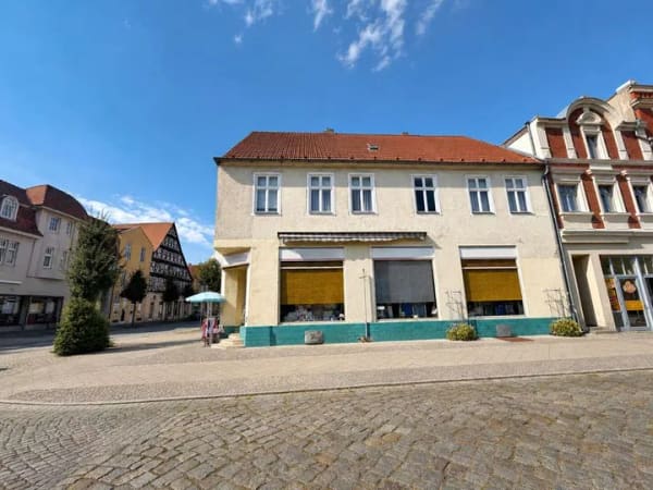 Immobilie in Kyritz - Zentral in Kyritz: Wohn- und Geschäftshaus mit 2 Wohneinheiten und Gewerbe - 400 m zum Bahnhof! - Bild 1