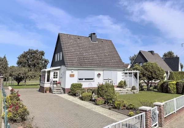 Immobilie in Haseldorf - Solides Einfamilienhaus mit Garage und Stallgebäude in ruhiger Sackgasse  - Bild 0