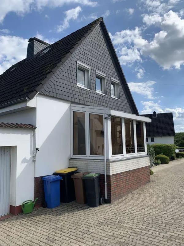 Immobilie in Haseldorf - Solides Einfamilienhaus mit Garage und Stallgebäude in ruhiger Sackgasse  - Bild 1