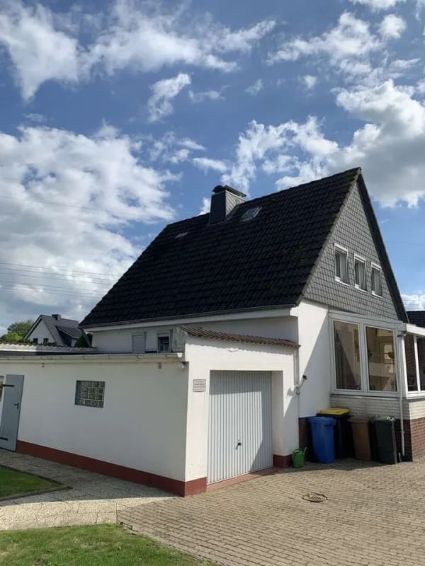 Immobilie in Haseldorf - Solides Einfamilienhaus mit Garage und Stallgebäude in ruhiger Sackgasse  - Bild 2