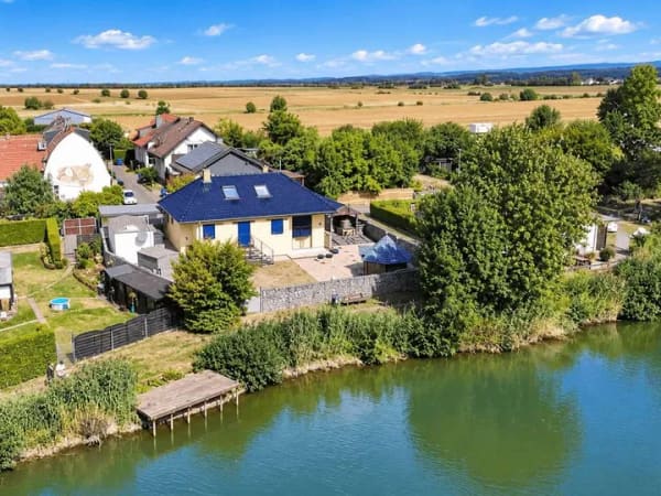 Immobilie in Reichelsheim - WOHNEN, WO ANDERE URLAUB MACHEN – außergewöhnliches Haus direkt am See bei Friedberg - Bild 1