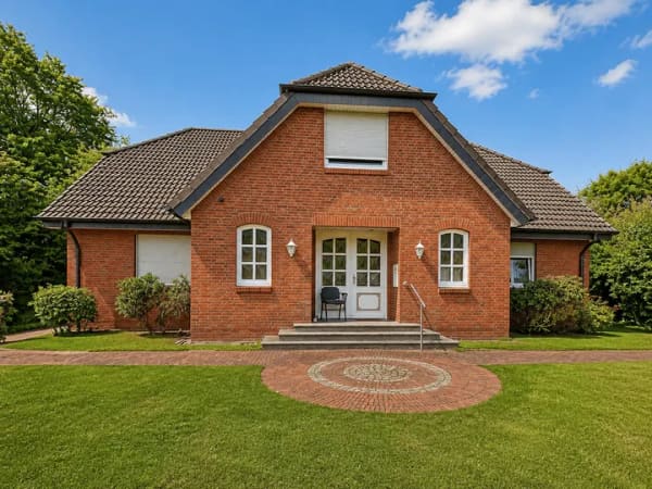 Immobilie in Bad Bramstedt - Großzügiges Wohnen auf ca. 226 m² Wohnfläche zzgl. ca. 60 m² Nutzfläche und Garage - Bild 0