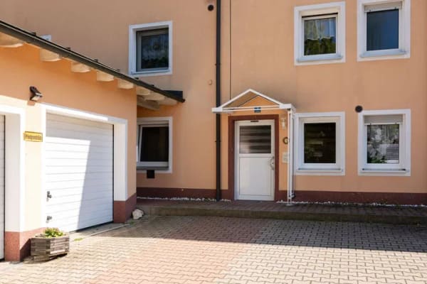 Immobilie in Kümmersbruck - Lichtdurchflutete 3-Zimmer-Wohnung mit Balkon in ruhiger Lage von Haselmühl - Bild 0