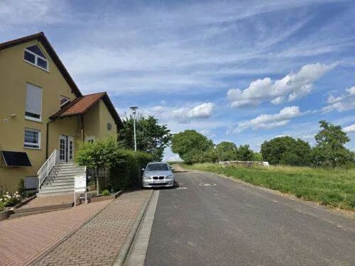 Immobilie in Waigolshausen - Großzügiges Einfamilienhaus in Ortsrandlage, 3 Garagen-StPl, + 4 StPl,  in 97534 Waigolshausen-Hergolshausen zwischen Würzburg / Schweinfurt / Volkach - Bild 0