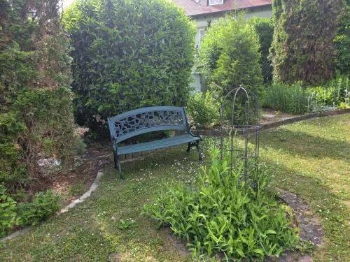 Immobilie in Waigolshausen - Großzügiges Einfamilienhaus in Ortsrandlage, 3 Garagen-StPl, + 4 StPl,  in 97534 Waigolshausen-Hergolshausen zwischen Würzburg / Schweinfurt / Volkach - Bild 2