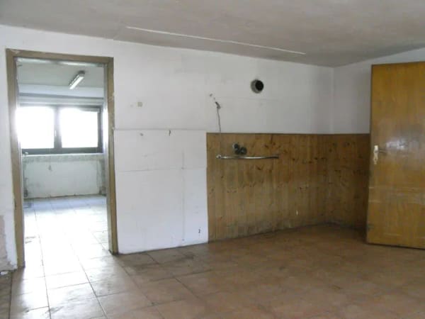 Immobilie in Reisbach - Historisches kleines Anwesen - ehemaliges Wohnhaus mit Schmiede, Tankstelle und Nebengebäuden - Bild 2