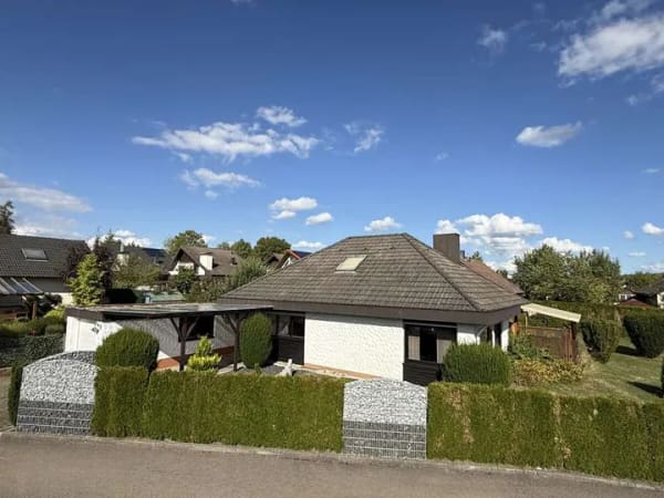 Immobilie in Vellberg - "Bequemes Wohnen auf einer Ebene" ATTRAKTIVES EINFAMILIENHAUS MIT SAUNA, GARAGE UND CARPORT - Bild 0