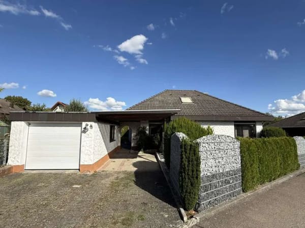 Immobilie in Vellberg - "Bequemes Wohnen auf einer Ebene" ATTRAKTIVES EINFAMILIENHAUS MIT SAUNA, GARAGE UND CARPORT - Bild 1