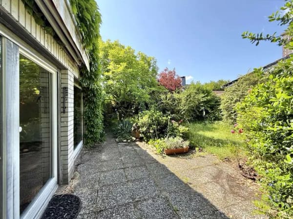 Immobilie in Isernhagen - Individuelles & großzügiges Architektenreihenhaus mit schönem Garten in beliebter Lage  - Bild 1