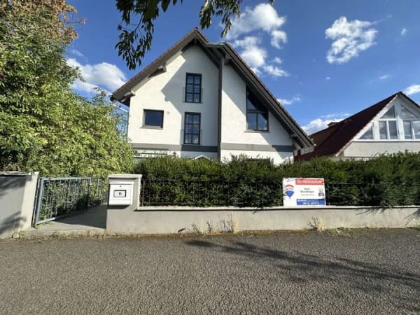 Immobilie in Bischofsheim - Zweifamilienhaus -WEG geteilt-
separate Eingänge, Terrasse, Balkon, Doppelgarage &schönem Grundstüc - Bild 0