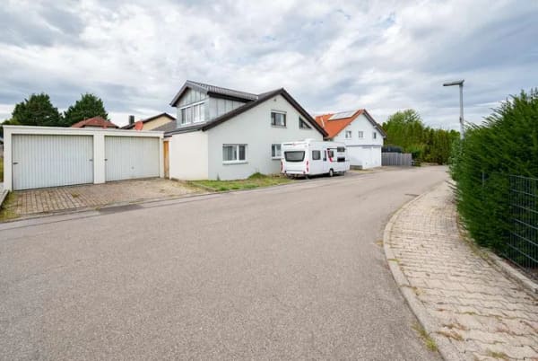 Immobilie in Massenbachhausen - Großzügiges Ein-/Zweifamilienhaus in Massenbachhausen mit viel Platz und Doppelgarage - Bild 1