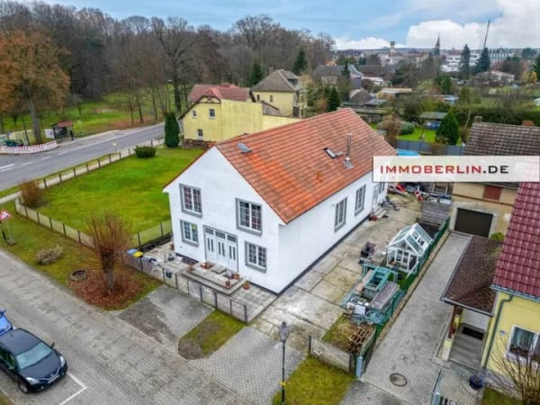 Immobilie in Golßen - IMMOBERLIN.DE - Total modernisiert! Sehr attraktives Haus mit besonderem Charme und Sonnenterrasse - Bild 0