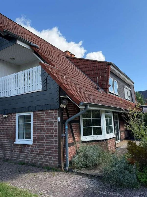 Immobilie in Isenbüttel - Doppelhaushälfte im Fachwerkstil, großräumig, massiv gebaut, in ruhiger Lage, direkt in Isenbüttel - Bild 1
