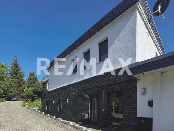 Immobilie in Neetze - Modernes Wohnhaus mit 2 Wohnetagen im alten Dorfkern - Bild 1