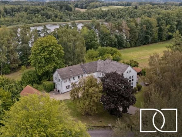 Immobilie in Immenreuth - Alleinlage am Weiher! Traumhaftes Anwesen mit 2 separaten Häusern und großzügigem Grundstück - Bild 0