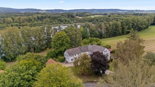 Immobilie in Immenreuth - Alleinlage am Weiher! Traumhaftes Anwesen mit 2 separaten Häusern und großzügigem Grundstück - Bild 1
